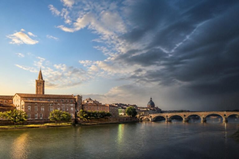 consultez la météo heure par heure à toulouse et suivez l'évolution du temps en temps réel pour planifier parfaitement votre journée.
