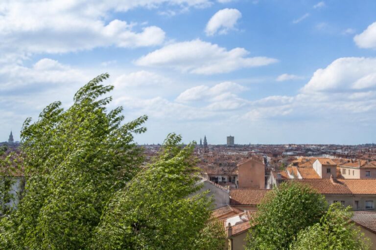 découvrez les prévisions météo pour toulouse aujourd'hui, 27 avril 2026 : températures, conditions atmosphériques et conseils pour bien préparer votre journée.