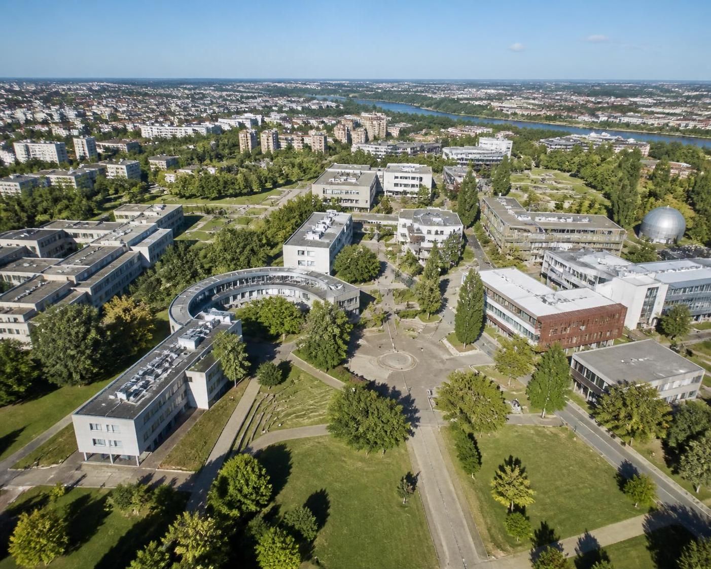 explorez l'université toulouse jean jaurès : découvrez ses formations variées, la vie étudiante dynamique et les projets innovants qui rythment le campus.
